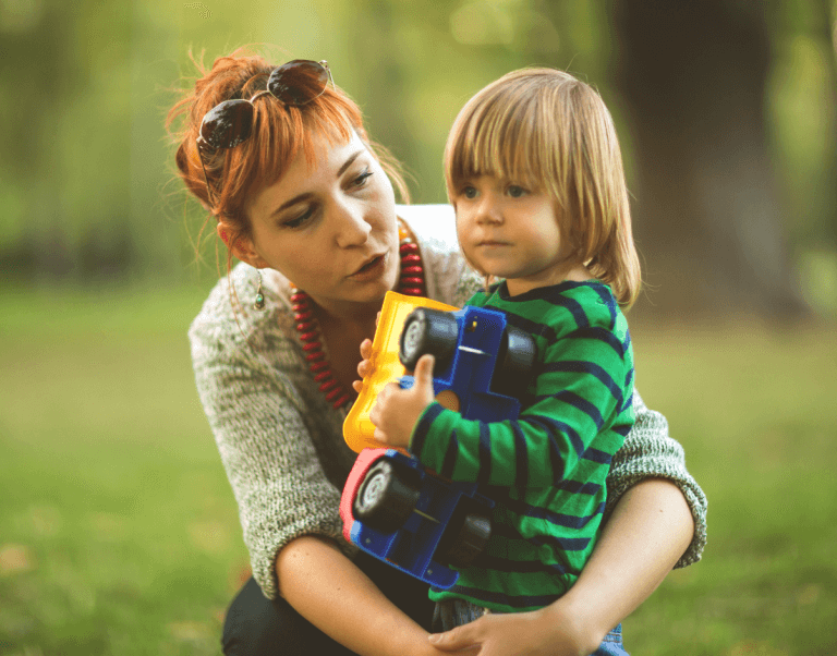 Femme qui parle à un enfant à genoux